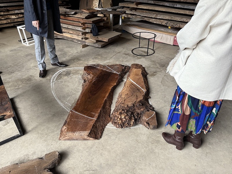 クラロウォールナット　楕円レジンテーブル　倉庫で打ち合わせ