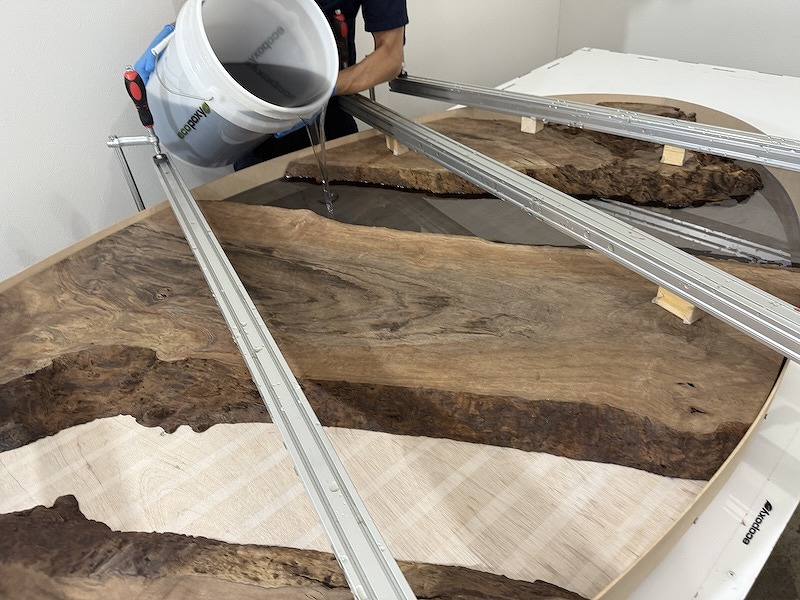 クラロウォールナット　楕円レジンテーブル