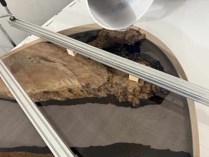 クラロウォールナット　楕円レジンテーブル