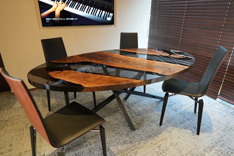 クラロウォールナット　楕円レジンテーブル