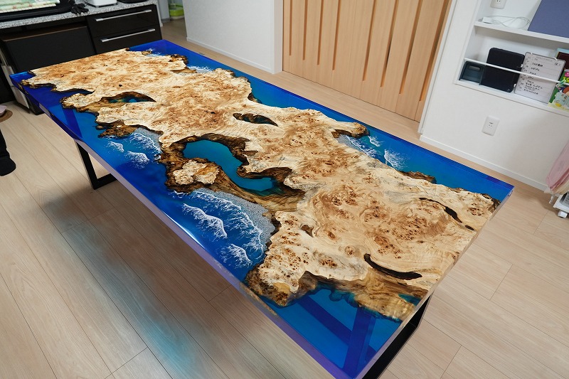 岐阜県に自宅用に納品した波を演出したOceanポプラレジンテーブル