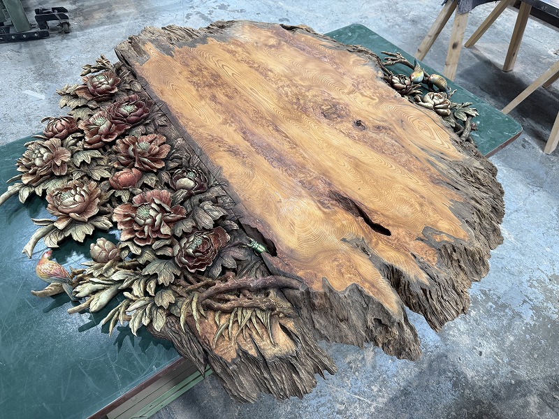 屋久杉レジンテーブルの彫り物