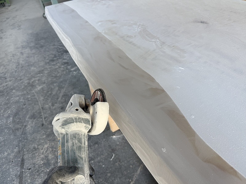 栃レジンテーブルのレジン部分に耳の形状を施す様子