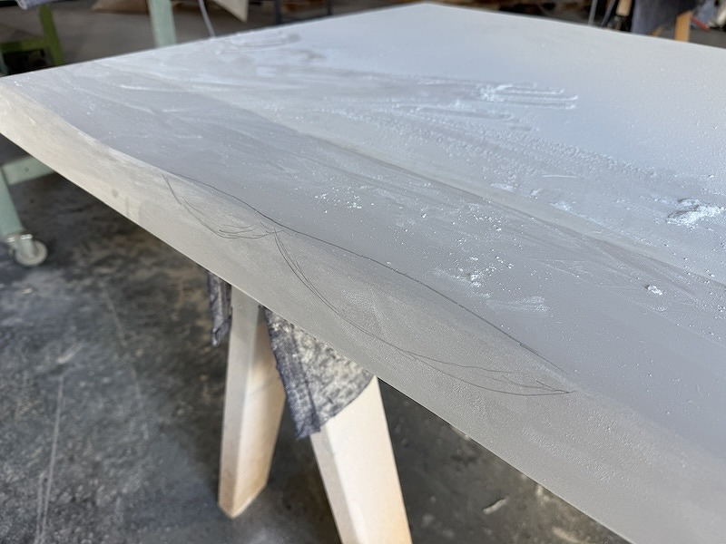 栃レジンテーブルのレジン部分に耳の形状を施す様子