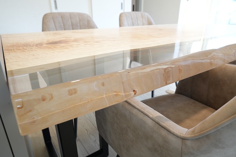 富士市T様邸(ナチュラルなインテリア）に納品した栃のクリアレジンテーブル