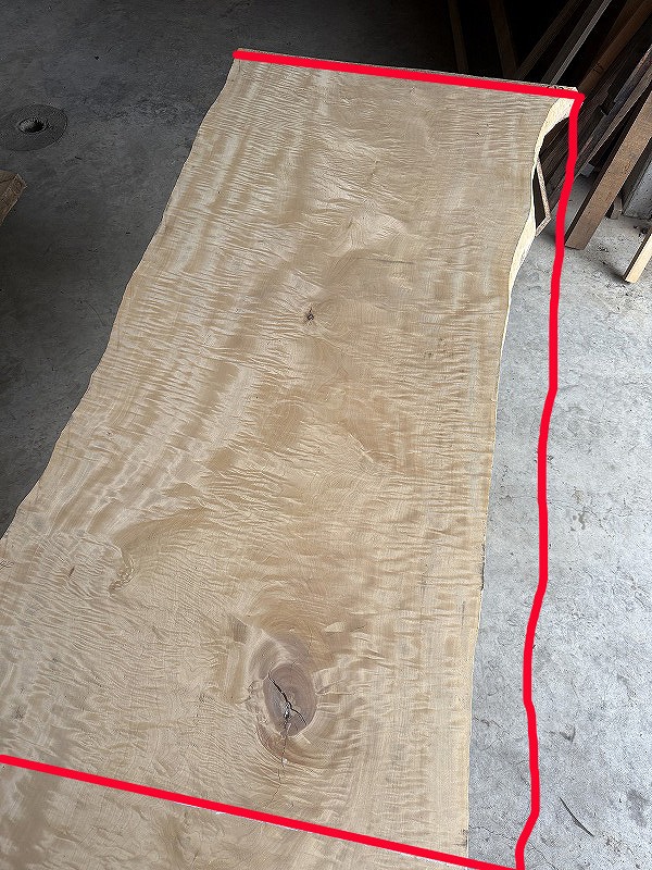 キッチンに合わせレジンを入れる場所を示した栃一枚板