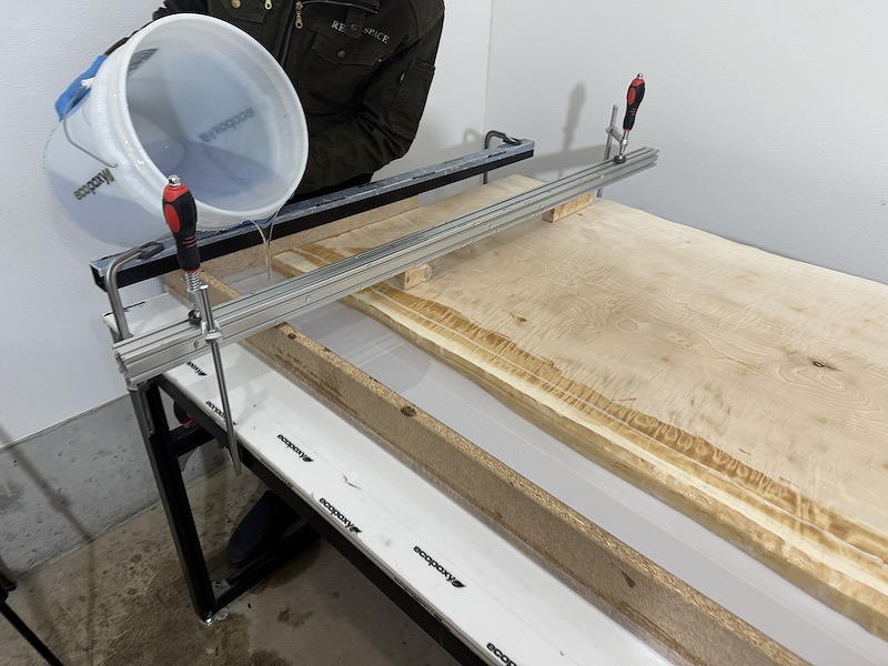 栃レジンテーブルにPLEMIUMクリアレジンをクリーンルームで流し込む