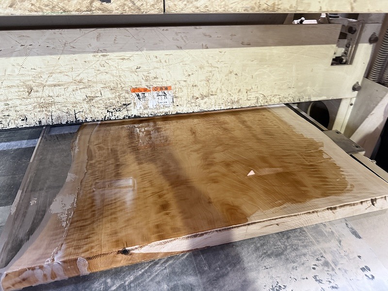 栃レジンテーブルをプレナーで平面出しする様子