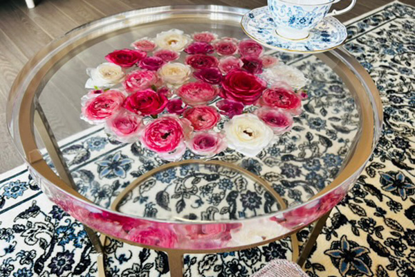 バラの花を閉じ込めたフローラレジンテーブル