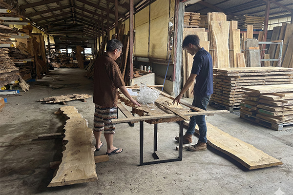 RESIN SPACEデザイナーとお客様が倉庫で打ち合わせする様子