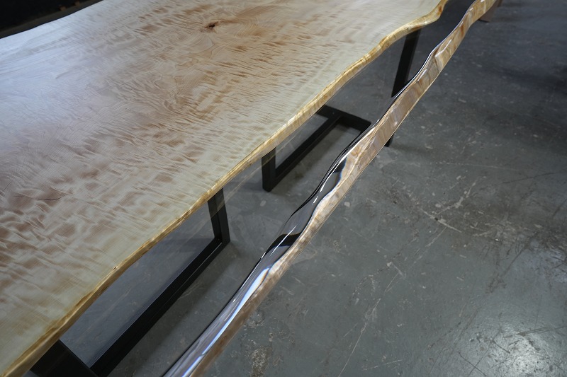 クリアレジンの透明度を表すために床に缶を置きレジンごしでもはっきりと見える様子