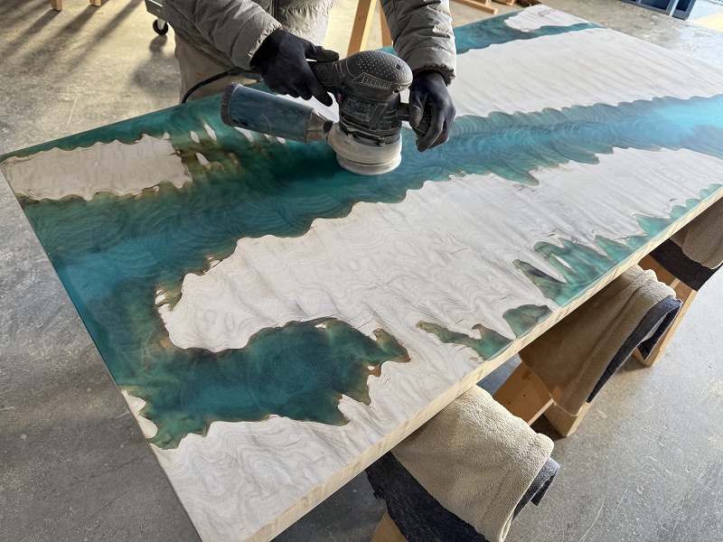 レジンを竜の鱗のように均一に研磨する様子