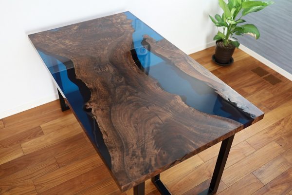 ブルーの異形型レジンテーブル