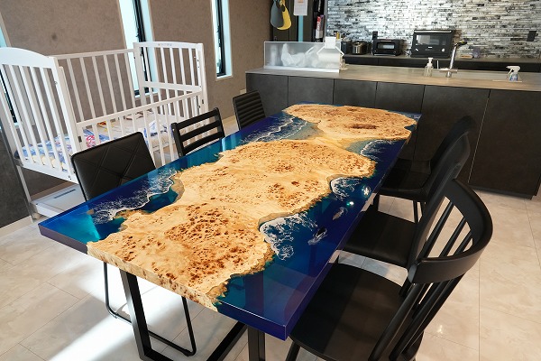 モダンなレジンダイニングテーブル