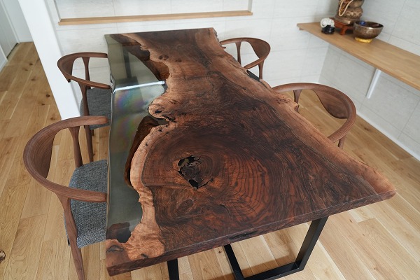 ナチュラルラグジュアリーなレジンダイニングテーブル