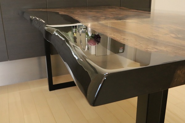 ナチュラルラグジュアリーなレジンダイニングテーブル