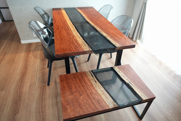 ナチュラルラグジュアリーなレジンダイニングテーブル