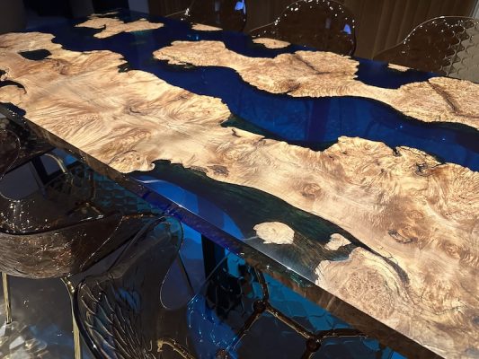 モダンんなブルーレジンダイニングテーブル