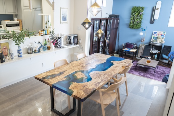 ナチュラルリゾート系のレジンダイニングテーブル