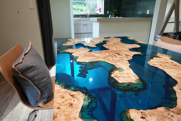 ブルーのレジンダイニングテーブル