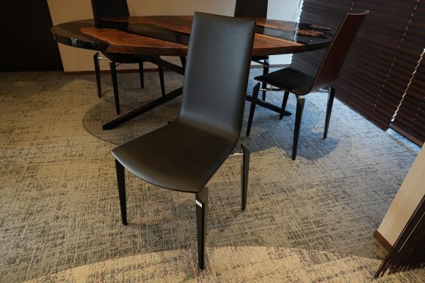 レジンダイニングテーブルの椅子