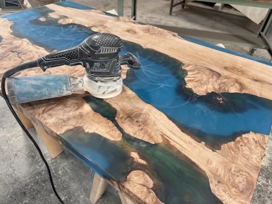 レジンテーブルの職人による製作工程