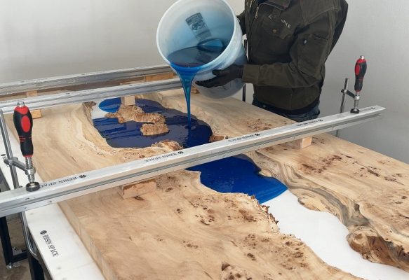 ポプラレジンテーブルにブルーのレジンを流し込む様子