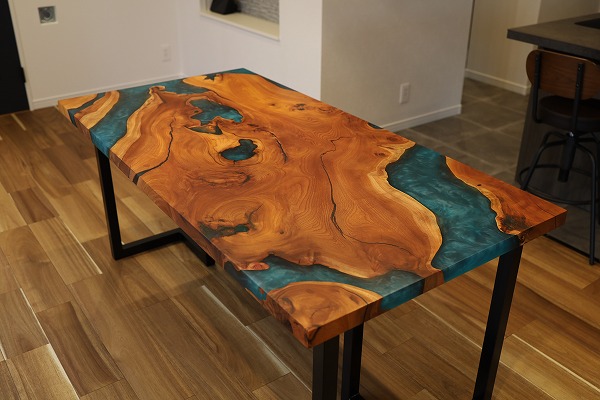 【東京都】ブラックウォールナット×ブルーガラス レジンテーブル