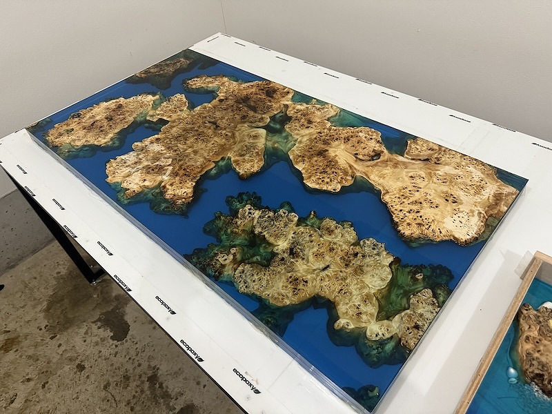 ポプラレジンテーブル　ブルーレジンの流し込み