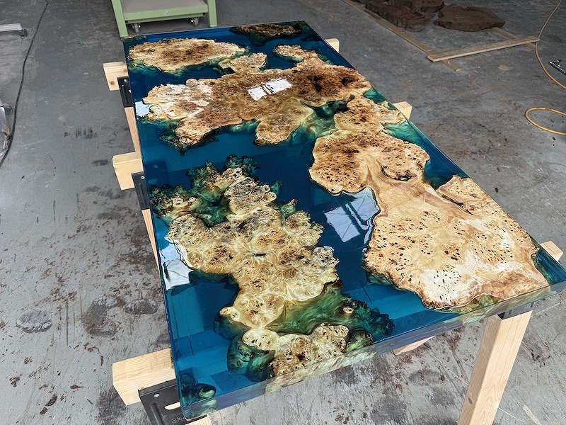 ポプラレジンテーブル　レジンの硬化