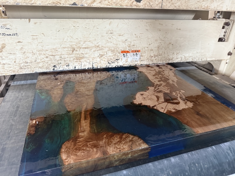 カエデレジンテーブルをプレナーで平面出しする様子