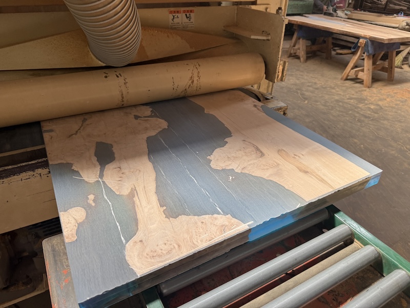 カエデレジンテーブルをプレナーで平面出しして完了している様子