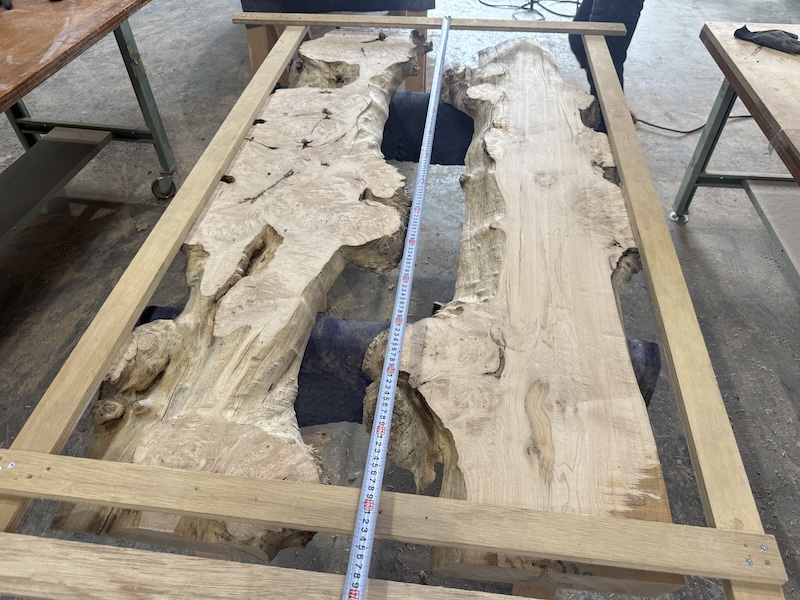 カエデ一枚板をきれいにしてレジンテーブルへの準備をしている様子