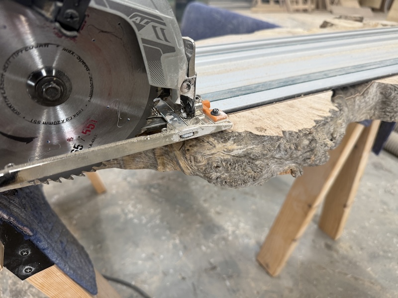 カエデ一枚板の耳を丸ノコでカットする