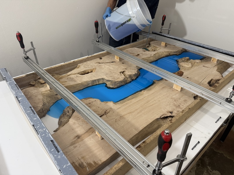 カエデレジンテーブルのブルーのレジンをクリーンルームで流し込む