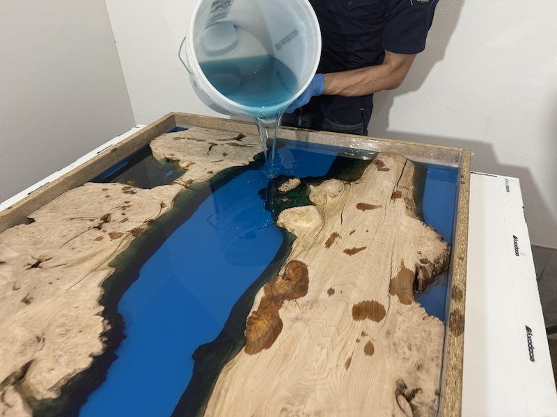 カエデレジンテーブルのブルーのレジンを流し海の様子が出てきた様子
