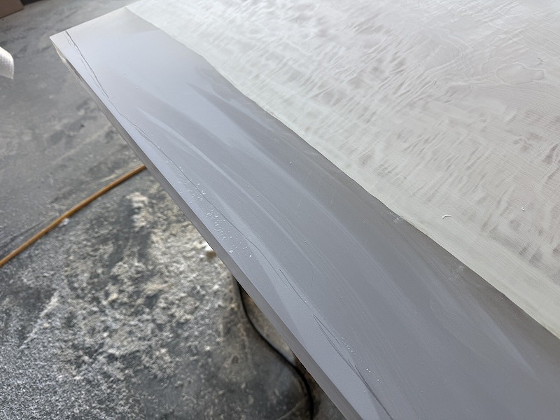 栃レジンテーブルのレジン部分に耳の形状を施す様子