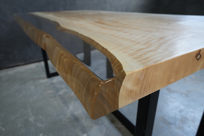 富士市T様邸(ナチュラルなインテリア）に納品した栃のレジンテーブルを倉庫で撮影した様子