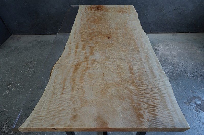 富士市T様邸(ナチュラルなインテリア）に納品した栃のレジンテーブルを倉庫で撮影した様子