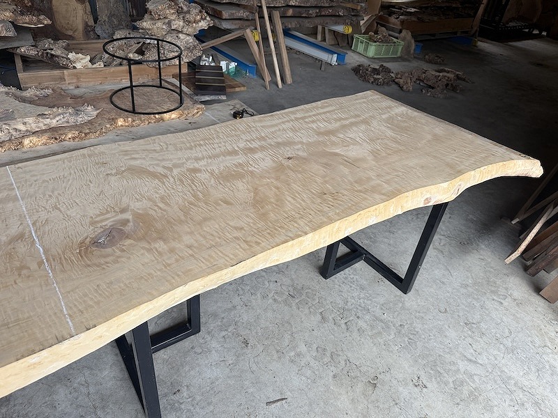 栃の一枚板を目の前にレジンテーブルのデザインをしているお客様ご家族