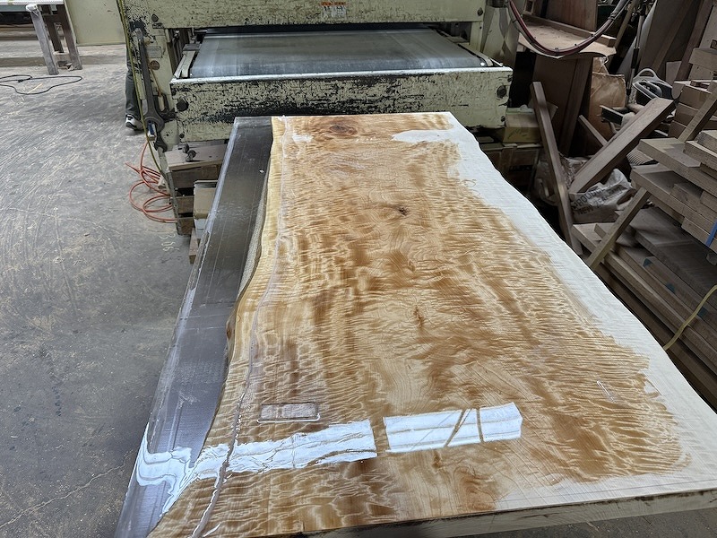 栃レジンテーブルをプレナーで平面出しする様子