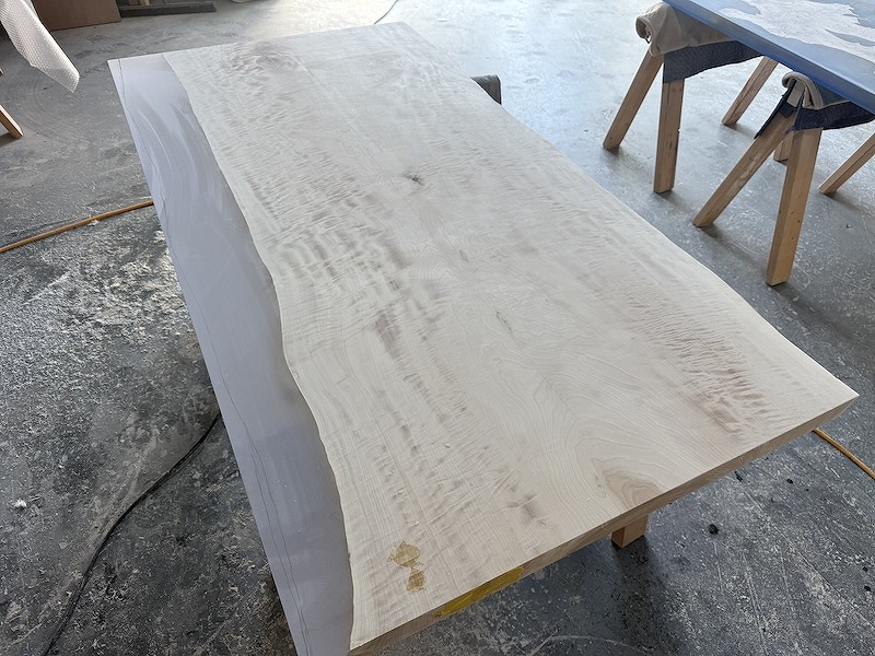 栃レジンテーブルのレジン部分に耳の形状を施す様子