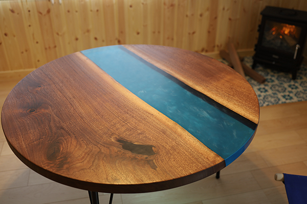 【東京都】ウォールナット×ブルーシャイン 円形レジンテーブル