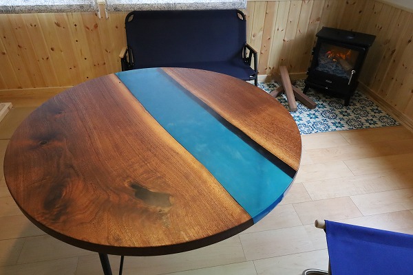 【東京都】ウォールナット×ブルーシャイン 円形レジンテーブル