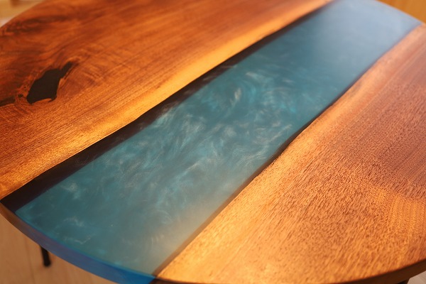 【東京都】ウォールナット×ブルーシャイン 円形レジンテーブル