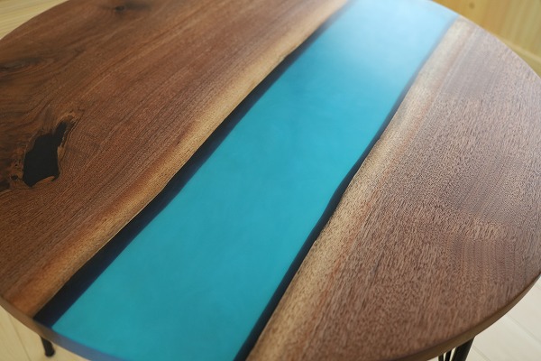 【東京都】ウォールナット×ブルーシャイン 円形レジンテーブル