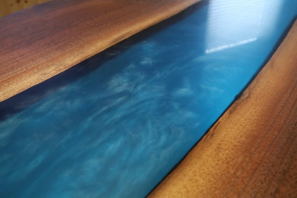 【東京都】ウォールナット×ブルーシャイン 円形レジンテーブル