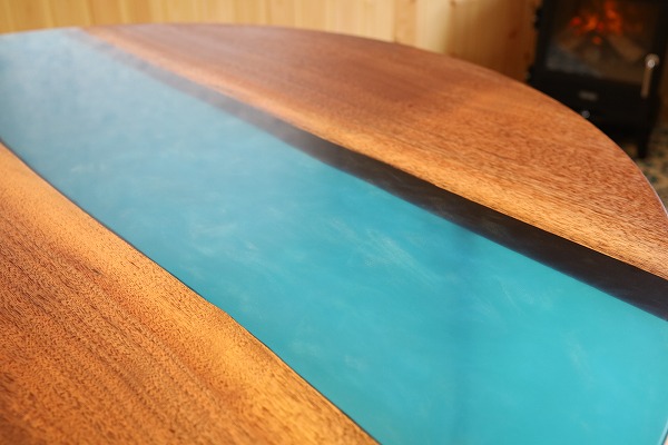 【東京都】ウォールナット×ブルーシャイン 円形レジンテーブル