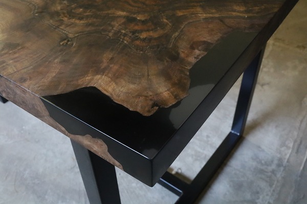 【静岡県】クラロウォールナット×darkⅡクリア レジンテーブル