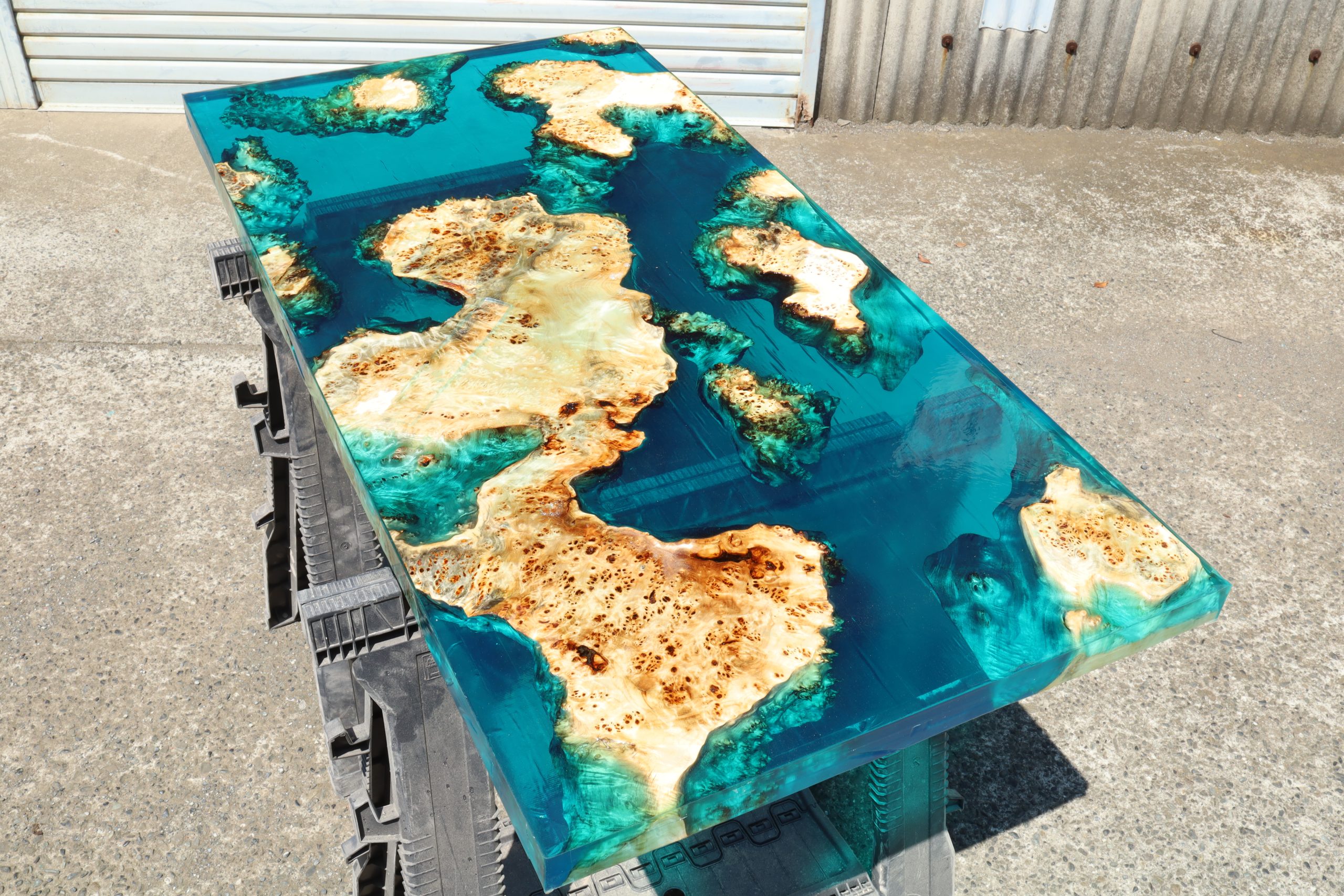 ブルーレジンテーブル